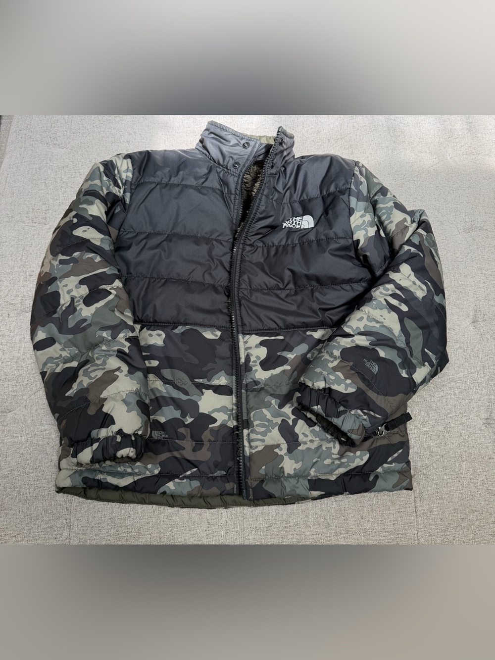 EUC THE NORTH FACE CAMO AND BLACK REVERSIBLE JACKET BOYS SIZE 10 medium